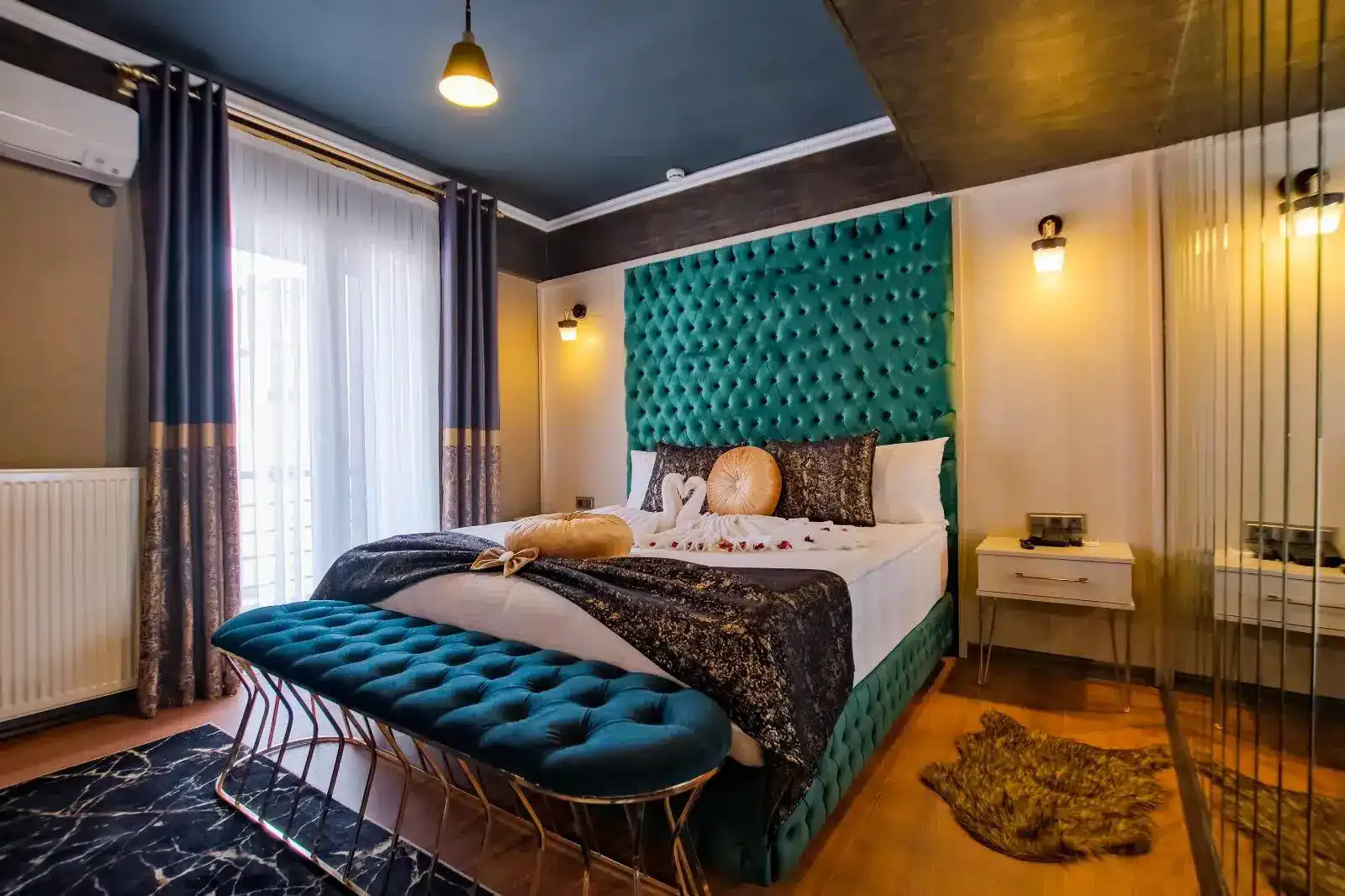 Deluxe odada yeşil kapitone başlıklı çift kişilik yatak