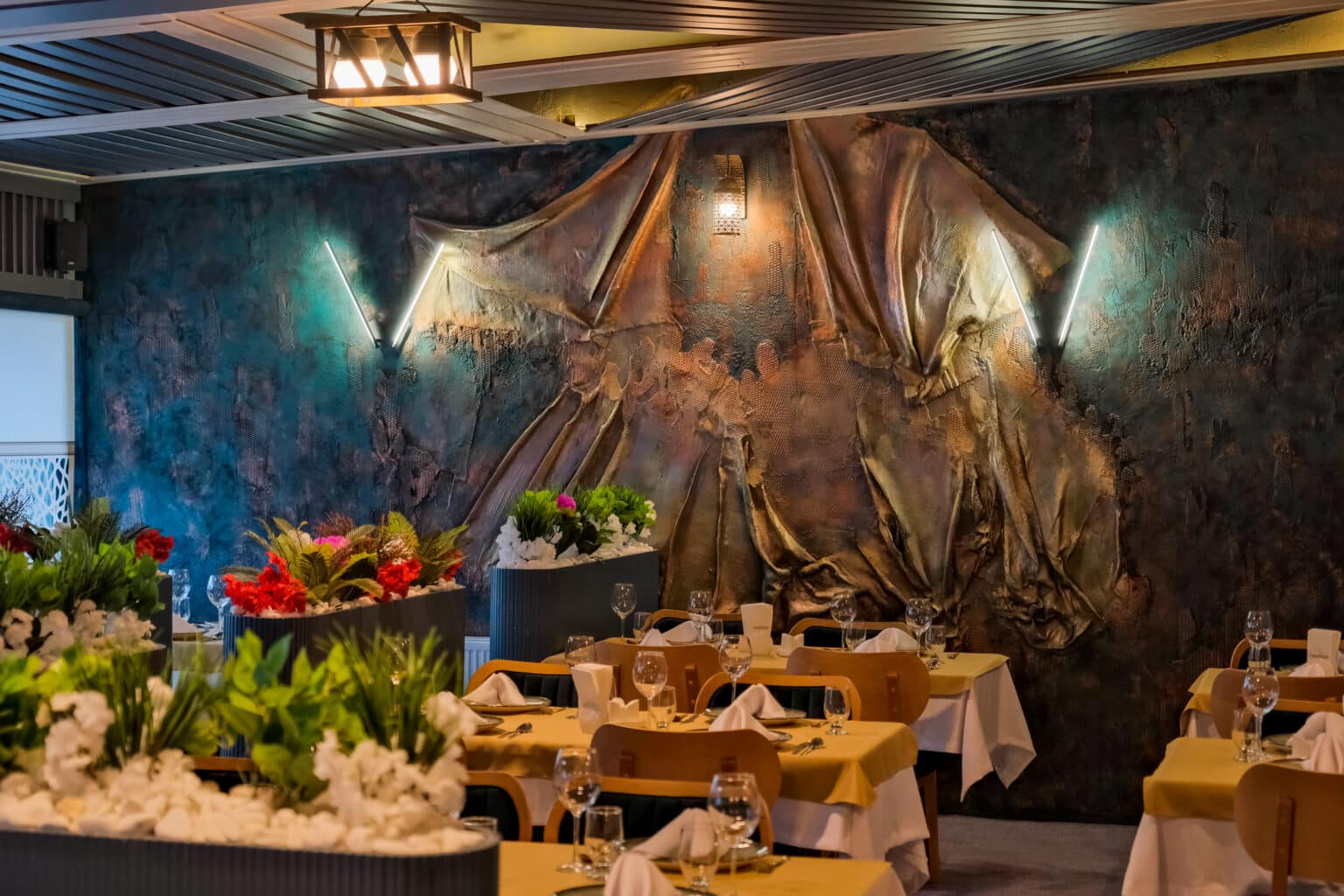 Moonday Hotel restaurant and lounge